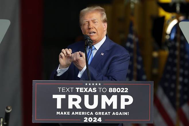 내년 대선에 나선 도널드 트럼프 전 대통령이 2일 선거 캠페인 행사에서 연설하고 있다.    AP=뉴시스