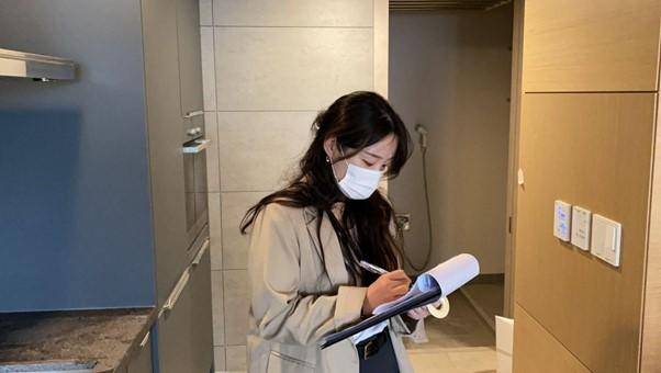 인테리어 현장을 점검하는 이수진 대표. 하우즈 제공