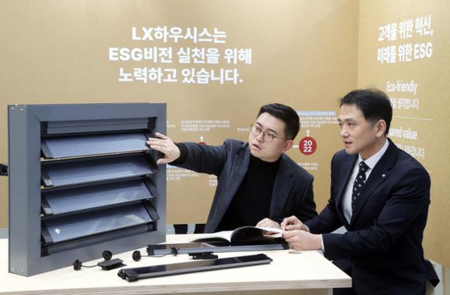 '서울 기후테크 컨퍼런스' LX하우시스 전시관을 방문한 관람객이 공동주택 에어컨 실외기실 루버에 태양광모듈이 일체화된 BIPV제품 '솔라시스템 루버'를 살펴보고 있는 모습. LX하우시스 제공