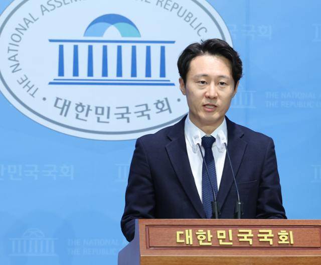 이탄희 더불어민주당 의원이 28일 서울 여의도 국회 소통관에서 기자회견을 열고 연동형 비례제 사수와 위성정당 금지를 촉구하고 있다. 뉴스1