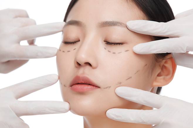 헤파리노이드 단일 성분 멍 크림을 사용하면 얼굴 수술·시술 후 멍을 좀 더 빠르게 없앨 수 있다. /게티이미지뱅크