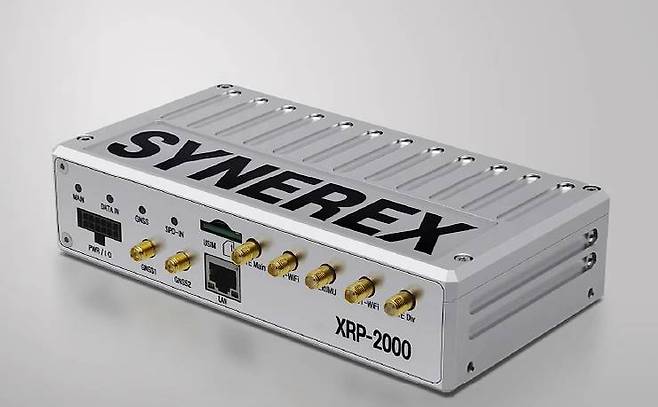 데드 레코닝 기능을 기반으로 작동하는 GNSS INS 수신 장치 XRP-2000 / 출처=씨너렉스