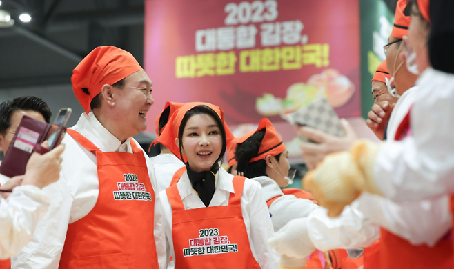 어제(27일) 경기 고양 킨텍스에서 열린 '나눔과 봉사의 국민 대통합 김장행사'에 참석한 윤석열 대통령과 김건희 여사 (사진, 대통령실)