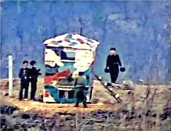 북한이 최근 비무장 지대(DMZ) 안의 최전방 초소(GP)를 복구하는 정황이 포착됐다. 국방부는 27일 관련 사진을 공개했다. 북한은 감시 초소 뿐만 아니라 중화기인 무반동총을 DMZ에 들여 오기도 했다. 남북은 2018년 9 ·19 남북군사합의에 따라 비무장지대의 11개 GP를 시범 철수했지만 북한은 지난 23일 합의 파기를 선언했다. 북한군 병사들이 얼룩무늬로 된 초소를 정비하고 있다. [사진 뉴스1]