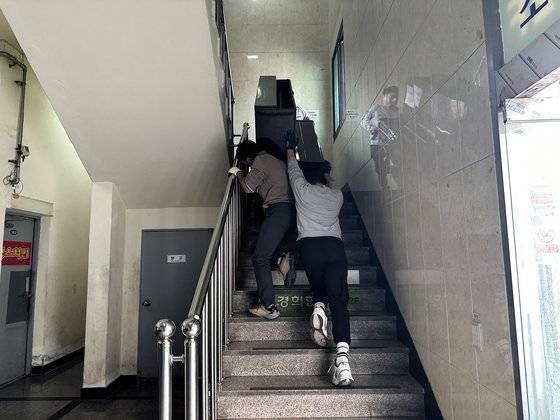 경기도 안산시의 한 피아노 학원에서 중고 피아노를 옮기는 모습. 천권필 기자