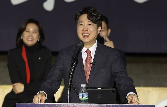 이준석 전 국민의힘 대표가 지난 26일 대구 북구 엑스코에서 열린 '더 나은 미래를 향한 우리의 고민' 토크 콘서트에서 연설하고 있다./ 사진=연합뉴스