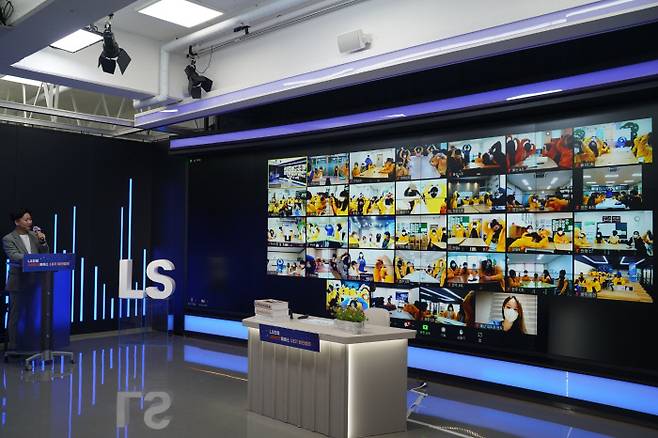 지난 1월 18일 LS드림사이언스클래스 18기 온라인 비전캠프에서 사회자가 아동들에게 비전캠프 3일차의 시작을 알리고 있다.