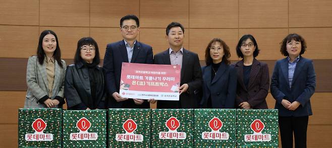 롯데마트는 호저초등학교 학생들에게 패딩과 보습 크림, 간식 등 겨울나기 물품이 담긴 온(溫) 기프트박스를 전달했다.