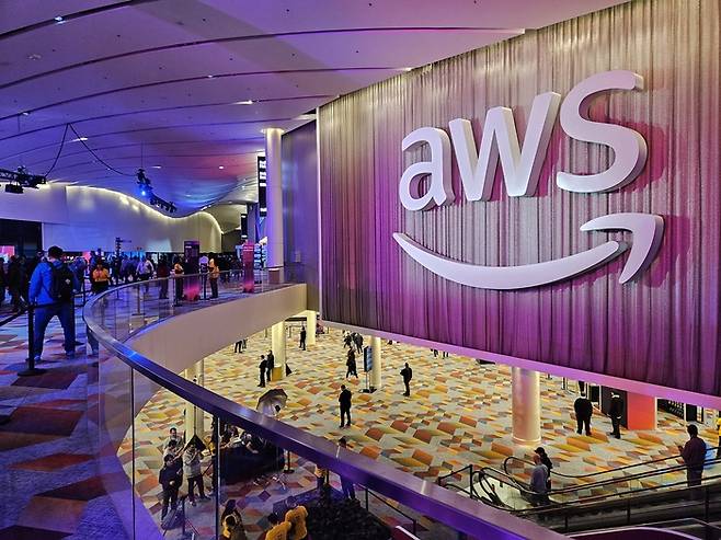 아마존웹서비스(AWS)가 주최하는 연례 컨퍼런스 ‘AWS 리인벤트(re:Invent) 2023’의 개막을 하루 앞둔 26일(현지시간) 행사장인 미국 라스베이거스 베네시안 호텔 내부 모습. [라스베이거스=송경은 기자]