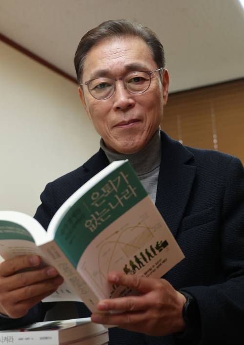 김태유 서울대교수가 포즈를 취하고 있다. [이충우 기자]