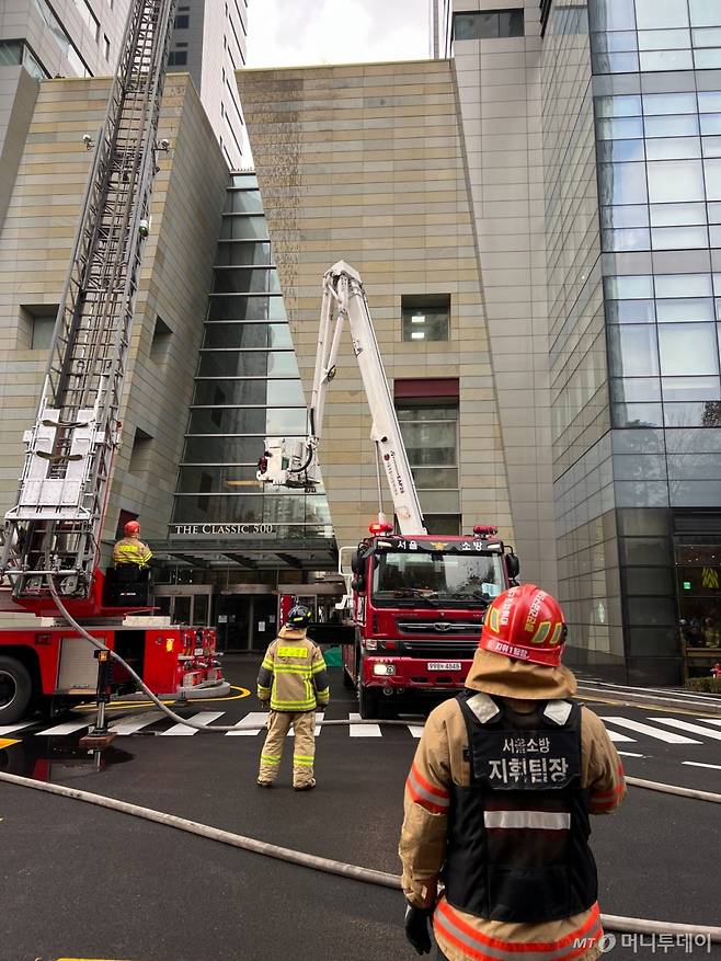27일 오후 서울 광진구 더클래식 500에서 광진소방서가 화재 대응 훈련을 진행하고 있다, /사진=양윤우 기자