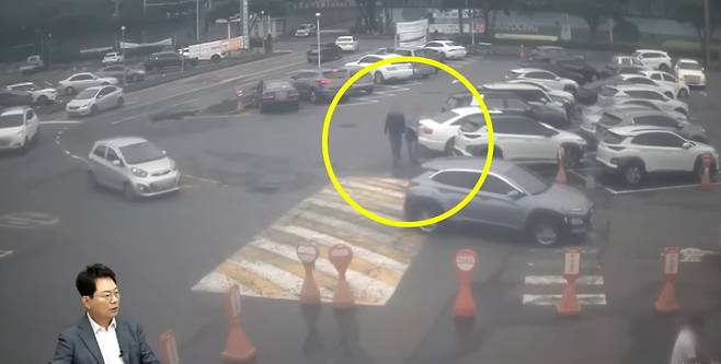 제주시 한 마트 지상 주차장에서 가벼운 접촉 사고가 발생했다. /사진=유튜브 채널 한문철 TV 갈무리