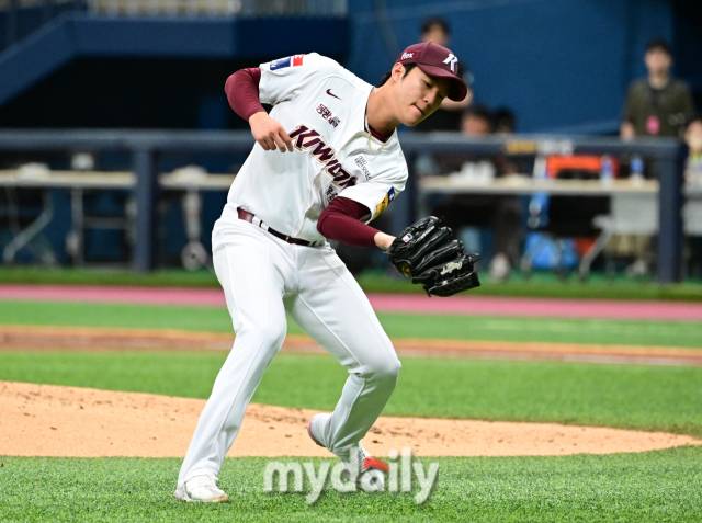 2023년 8월 19일 오후 서울 고척스카이돔에서 '2023 신한은행 SOL KBO리그' 롯데 자이언츠와 키움 히어로즈의 경기가 열렸다. 3회초 1사 후 키움 안우진이 롯데 전준우의 타구를 처리하고 있다./마이데일리