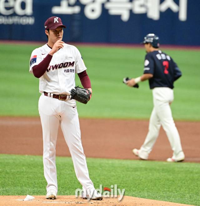 2023년 8월 19일 오후 서울 고척스카이돔에서 '2023 신한은행 SOL KBO리그' 롯데 자이언츠와 키움 히어로즈의 경기가 열렸다. 1회초 무사 1루서 키움 선발투수 안우진이 롯데 김민석에게 2루타를 맞고 아쉬워하고 있다./마이데일리