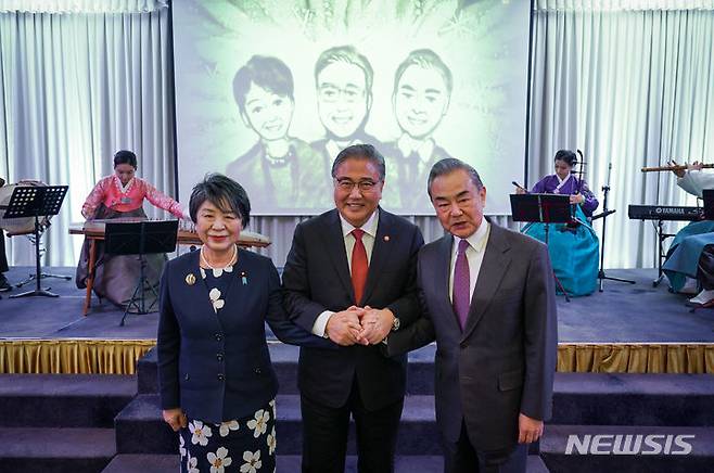 [부산=뉴시스] 박진 외교부 장관과 가미카와 요코 일본 외무상, 왕이 중국 공산당 중앙정치국 위원 겸 외교부장이 26일 부산에서 한일중 3국 외교장관회담 전 오찬 자리를 갖고 있다. (사진= 외교부 제공) 2023.11.28.