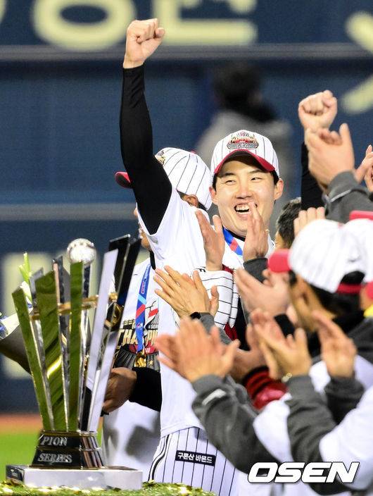 [OSEN=잠실, 조은정 기자]LG 임찬규가 우승을 기뻐하고 있다. 2023.11.13 /cej@osen.co.kr