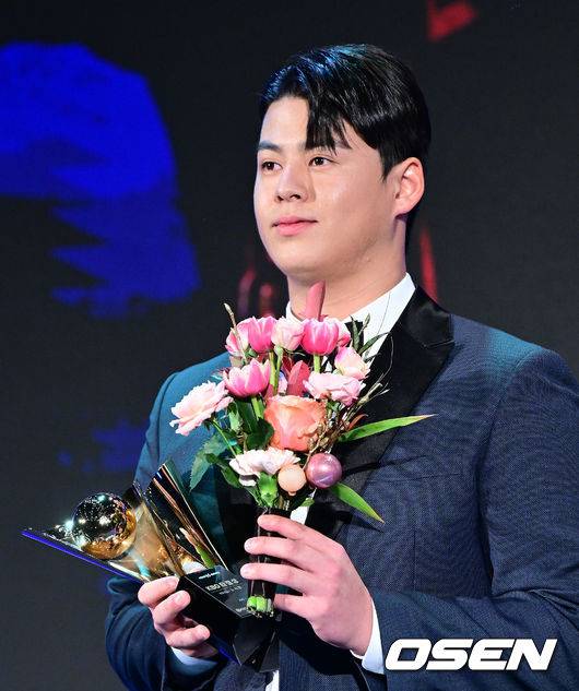 [OSEN=지형준 기자]한화 노시환이 KBO 타점, 홈런상을 수상하고 있다. 2023.11.27 / jpnews.osen.co.kr