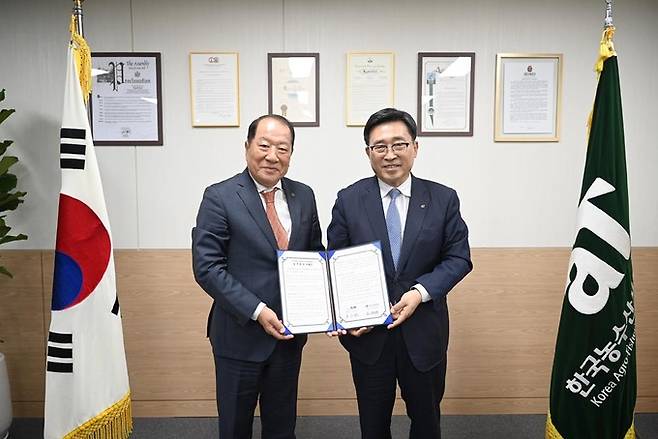 한국농수산식품유통공사-㈜영명 MOU. 한국농수산식품유통공사 김춘진 사장(오른쪽), ㈜영명 오영석 대표이사(왼쪽)