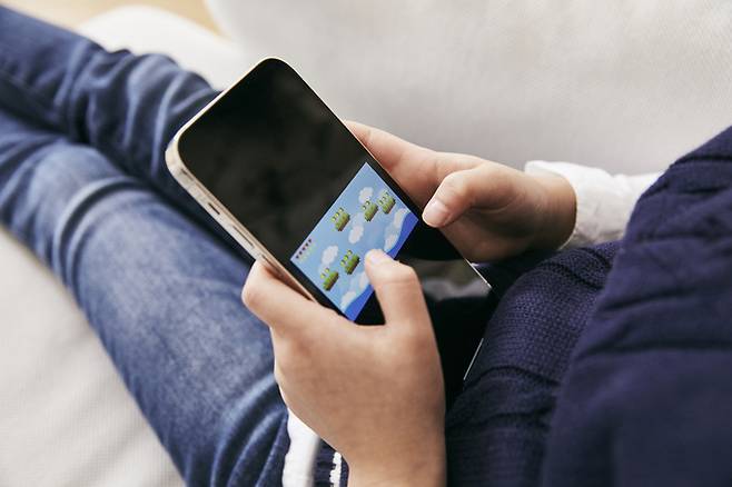 스마트폰 게임을 즐기는 어린이. 클립아트코리아