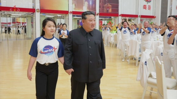 연회장에 들어서는 북한 김정은과 딸 주애 - 북한이 정찰위성 발사 성공을 경축하여 지난 23일 목란관에서 북한 정부의 명의로 마련한 연회가 진행됐다고 조선중앙TV가 24일 보도했다. 2023.11.24 조선중앙TV 화면