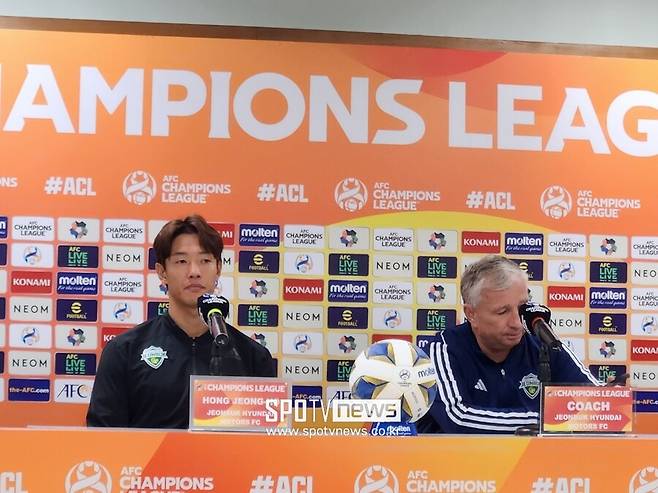 ▲ 전북 현대 홍정호가 키치전 공식 기자회견에 나섰다. 단 페트레스쿠 감독도 동석했다.