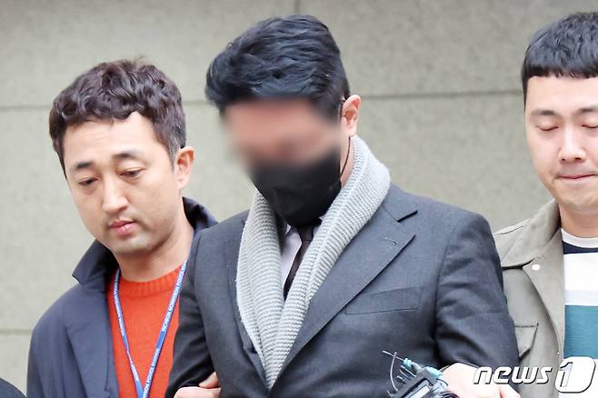 (인천=뉴스1) 민경석 기자 = 유흥업소 실장을 통해 배우 이선균 씨에게 마약을 제공한 혐의를 받는 현직 의사 A씨가 27일 오후 인천 미추홀구 인천지방법원에서 열린 영장심사를 마친 뒤 호송차로 향하고 있다. 2023.11.27/뉴스1  Copyright (C) 뉴스1. All rights reserved. 무단 전재 및 재배포,  AI학습 이용 금지.