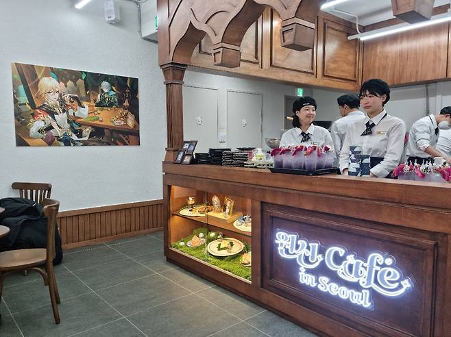 '원신' 테마 카페 1층 내부.
