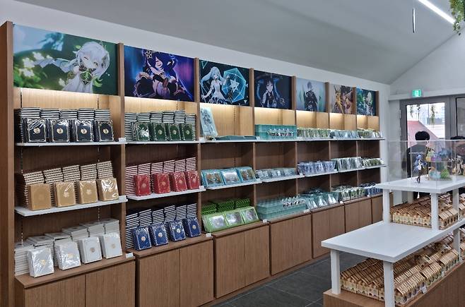 '원신' 테마 카페 5층 굿즈 존.