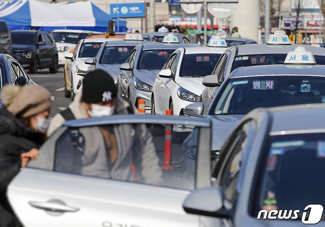 서울 중구 서울역 택시승강장에서 택시들이 손님을 기다리고 있다. (뉴스1 DB) ⓒ News1 김도우 기자