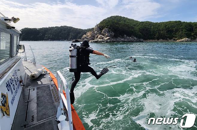 부산해경이 다대파출소에서 입수 및 인명구조 훈련을 하고 있다. (부산해경 제공)