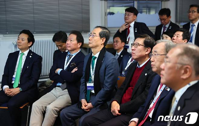 정의선 현대차그룹 회장(오른쪽부터), 반기문 전 유엔 사무총장, 박형준 부산시장, 한덕수 국무총리, 최태원 대한상의 회장, 장성민 대통령실 미래전략기획관 등 참석한 대표단이 28일 오후(현지시간) 국제박람회기구(BIE) 제173차 총회가 열리고 있는 프랑스 파리 남부 외곽의 ‘르 팔레 데 콩크레 디시(Le Palais des Congrés d’Issy)’에서 2030 세계 엑스포 개최지 선정 투표 결과 부산이 탈락하자 아쉬운 표정을 짓고 있다. (국무총리실 제공) 2023.11.29/뉴스1 ⓒ News1 이준성 기자