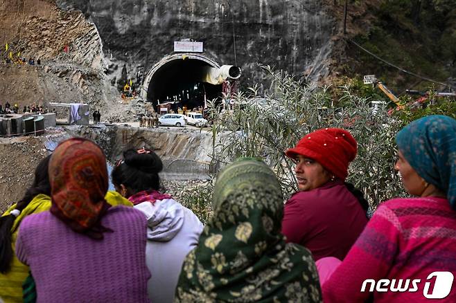 매몰된 노동자 가족들이 구조 현장의 모습을 지켜보고 있다.  2023.11.29 ⓒ AFP=뉴스1 ⓒ News1 우동명 기자