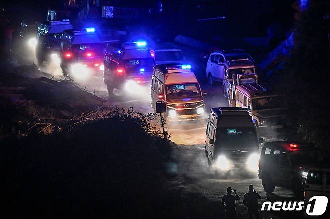 구급차들이 구조된 노동자들을 병원으로 이송하고 있다.  2023.11.29 ⓒ AFP=뉴스1 ⓒ News1 우동명 기자