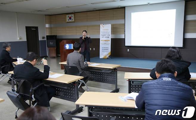 정현교 화학연 중소기업지원실장이 ‘기술애로 상담 사전 설명회’에서 중소기업 지원 프로그램을 소개하고 있다. (대전상의 제공) /뉴스1