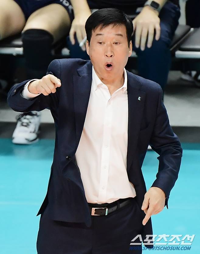 29일 서울 장충체육관에서 열린 GS 칼텍스와 IBK 기업은행의 경기. 기업은행 김호철 감독이 선수들을 독려하고 있다. 장충체=정재근 기자 cjg@sportschosun.com/2023.11.29/