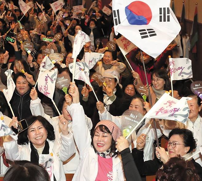 마지막 순간까지 응원 - 28일 저녁 부산 동구 부산시민회관 대극장에서‘2030 부산 세계 박람회 성공 유치 시민 응원전’에 참석한 시민들이 태극기와 응원 문구를 흔들고 있다. 부산 시민들은 이날 프랑스 파리에서 열린 국제박람회기구(BIE) 총회의 엑스포 개최지 선정 투표 결과를 가슴 졸이며 기다렸다. /김동환 기자