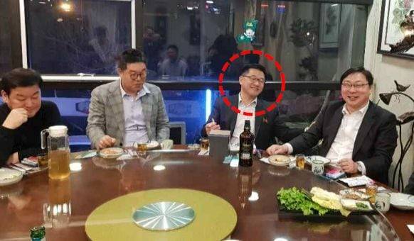 2019년 1월 17일 중국 선양에서 ‘한국 기업 간담회’에 이어 열린 식사 자리에 안부수(왼쪽부터) 아태협 회장, 김성태 전 쌍방울 회장, 송명철 북한 조선아태위 부실장, 이화영 전 경기도 평화부지사 등이 참석했다./노컷뉴스