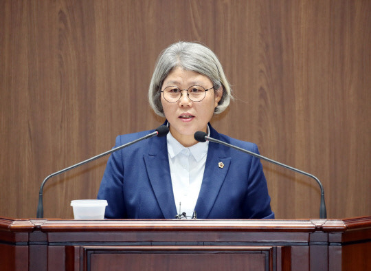 충남도의회 제348회 정례회 3차 본회의에서 김명숙 의원이 도정질문을 하고 있다. 사진=충남도의회 제공.