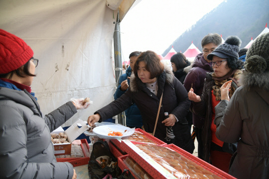 양촌곶감축제 관람객들이 곶감을 시식하고 있다. 사진=논산시 제공