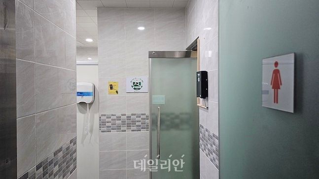 국립화천숲속야영장 화장실에 CCTV를 설치했다는 클린존 표시가 붙어 있다. ⓒ국립자연휴양림