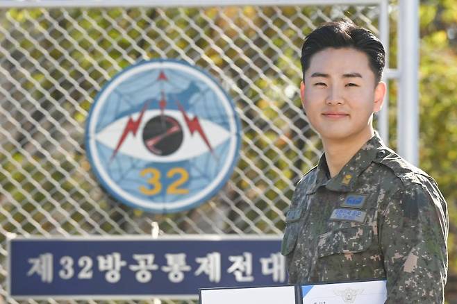 지상통제분야 최우수 '골든아이' 김성욱 준위. 사진=공군 제공