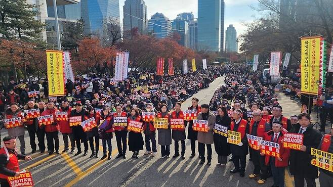 29일 오전 서울 여의도 국회의사당 앞에서 ‘수원전투비행장 화성이전반대 범시민대책위원회’(범대위)가 ‘수원 군공항 이전 특별법’ 입법 반대 화성시민 궐기대회를 열고 있다. 범대위 제공