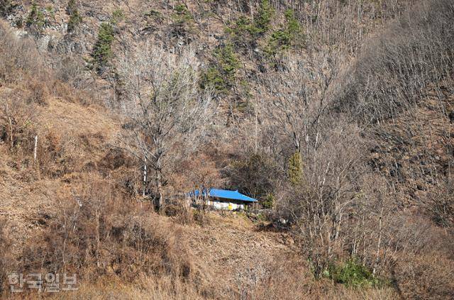 안동 예던길 위 산자락에 집 한 채가 외로이 자리 잡고 있다.