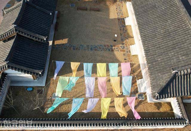 한국문화테마파크 선비체험관 마당에 오색 천이 하늘거리고 있다.