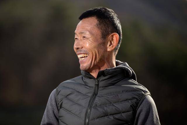 손웅정 손축구아카데미 대표이자 감독이 강원 춘천시 손흥민체육공원에서 본보와 인터뷰하며 활짝 웃고 있다. 춘천=하상윤 기자