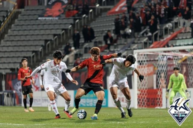 프로축구 경남FC와 부천FC가 29일 경남 창원축구센터에서 열린 K리그2 2023 준플레이오프에서 맞대결을 펼치고 있다. 한국프로축구연맹제공