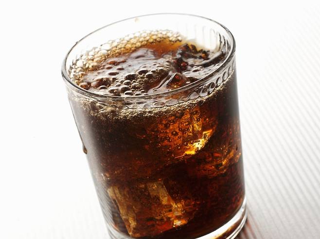 탄산음료에 물이나 얼음을 섞어 마시면 당분을 중화시키고, 체내 칼슘 흡수 방해를 더디게 할 수 있다./사진=클립아트코리아