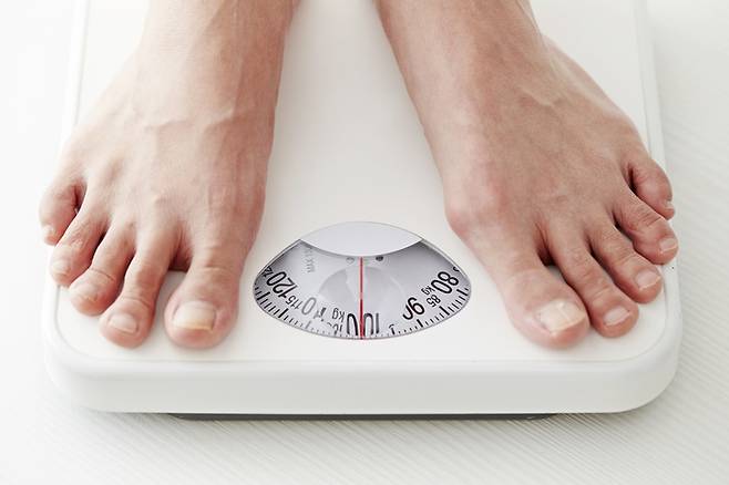 아침, 저녁 몸무게 차이가 크고 손가락으로 부은 부위를 눌렀을 때 10초 이상 지나도 돌아오지 않으면 특발성 부종을 의심할 수 있다./사진=게티이미지뱅크