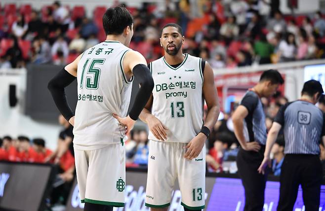 울산동천체욱관에서 열린 울산 현대모비스와 원주 DB의 2023~24 정관장 프로농구 정규리그 경기. 경기 중 대화를 나누고 있는 DB 로슨(오른쪽)과 김종규의 모습. 사진=KBL