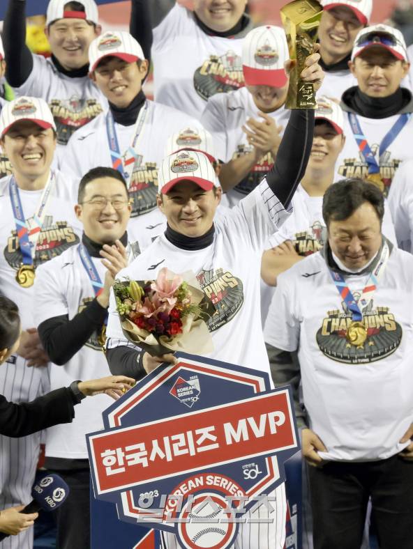 2023년 한국시리즈에서 팀의 우승을 이끌며 최우수선수(MVP)로 뽑힌 오지환. IS 포토
